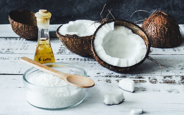 Coconut oil: pull, eat, rub! Pro-health and cosmetic features of coconut